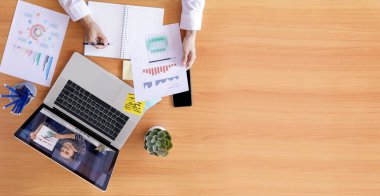 Üst düzey iş adamı ve iş kadını analizi. İnternetteki video konferansı ile finansal tablosu. Çeşitli iş arkadaşlarıyla dizüstü bilgisayar toplantısını kullanan iş kadınlarının eli. Covid-19 evden çalışıyor.. 