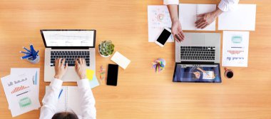 Üst düzey iş adamı ve iş kadını analizi. İnternetteki video konferansı ile finansal tablosu. İş adamları çeşitli meslektaşlarıyla dizüstü bilgisayar toplantısı yapıyor. Covid-19 evden çalışıyor..