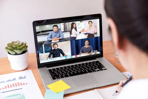 İş adamı ve iş kadını analizi, çevrimiçi video konferanslı mali tablo. Çeşitli iş arkadaşlarıyla dizüstü bilgisayar toplantısını kullanan iş kadınlarının eli. Covid-19 evden çalışıyor. Kopyalama alanı pankartıyla