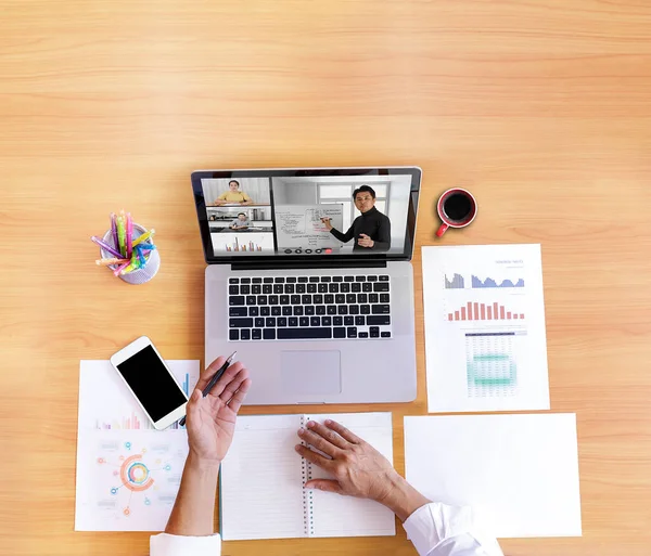 Üst düzey iş adamı ve iş kadını analizi. İnternetteki video konferansı ile finansal tablosu. İş adamları çeşitli meslektaşlarıyla dizüstü bilgisayar toplantısı yapıyor. Covid-19 evden çalışıyor..