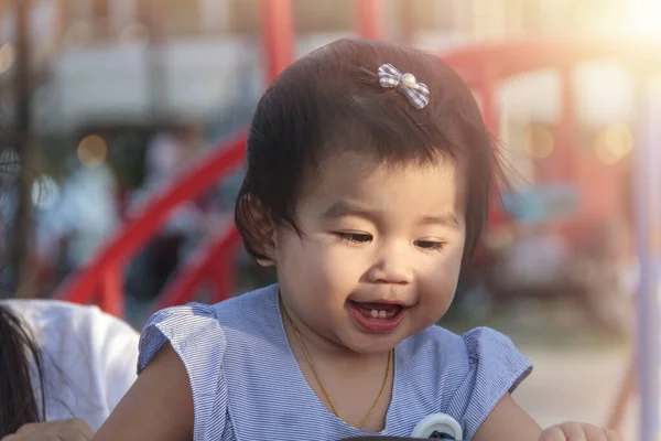 一个笑容满面的小女孩在户外游乐场里玩得很开心 孩子们在户外操场上玩耍 亚洲小女孩在户外游乐场玩耍 — 图库照片