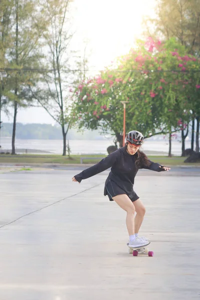 Femmes Asiatiques Sur Planche Patins Extérieur Par Belle Journée Été — Photo