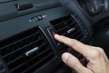 Kapatın elinizi, arabadaki acil durum lambasına basın, Parmakçılar da arabanın acil durum lambasını açmak için düğmeye basın. Acil durum düğmesine bas ve yan vagonun dışında açık ışık uyarı sembolü oluştur