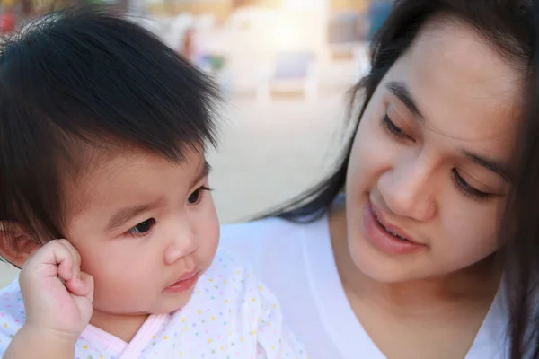 特写快乐的亚洲母亲和女儿 亚洲女人和小孩在操场上公园里快乐的家人一起在游乐场玩 — 图库照片