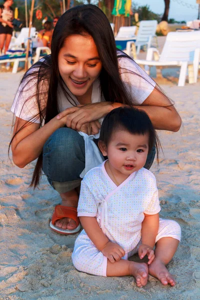 快乐的家庭妈妈和她的小女儿一起在海滩玩耍 快乐的小女孩放松一下 和妈妈一起坐在海滩上 笑着的母亲和她的女儿玩耍 — 图库照片