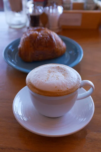 Close Hot Cappuccino Latte Caramel Macchiato Table Blur Coffee Shop — Stock Photo, Image