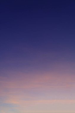 Güzel bir sabah arkaplanı. Renkli mavi gökyüzü. Sabah renkleri açık mavi gökyüzü arkaplanı yumuşak beyaz bulutlar gün doğumu ya da gün batımı.