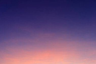 Güzel bir sabah arkaplanı. Renkli mavi gökyüzü. Sabah renkleri açık mavi gökyüzü arkaplanı yumuşak beyaz bulutlar gün doğumu ya da gün batımı.