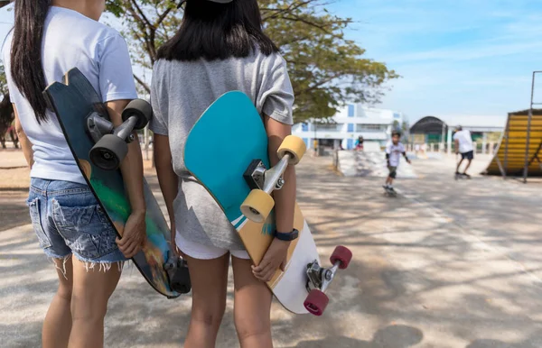 Deux Filles Main Tenant Skateboard Skate Surf Sur Fond Parc — Photo