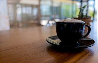 Sıcak kapuçino, latte, kahve falı karamelli macchiato. Sıcak vintage ton biçimi ile işlem. 