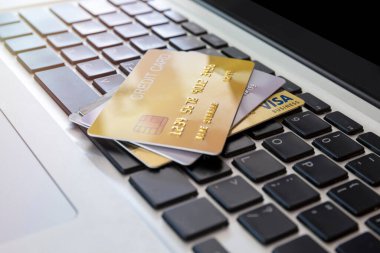 İş planının dizüstü bilgisayarındaki kredi kartını kapat. Online alışveriş ödemelerinin dizüstü bilgisayarında bir sürü kredi kartı var. Çevrimiçi mağazalardan ve online alışveriş için kredi kartı ödemesi,
