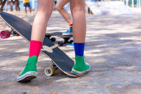 Close Aziatisch Meisje Surfen Skate Skateboard Buiten Mooie Ochtend Gelukkig — Stockfoto