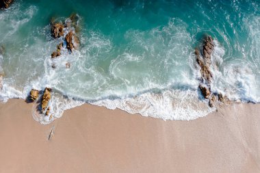 Mutlu insanlardan oluşan insansız hava aracı kalabalığı Phuket, Tayland 'da gün batımında tropikal plajda dinleniyor. Güzel Phuket plajı Andaman Denizi' nde ünlü bir turizm merkezidir. Yaz tatili konsepti