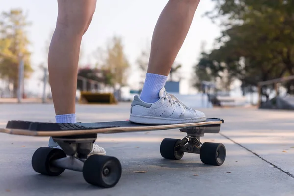 Close Aziatische Vrouwen Surfen Skateboarden Buiten Mooie Ochtend Vrolijke Jonge — Stockfoto