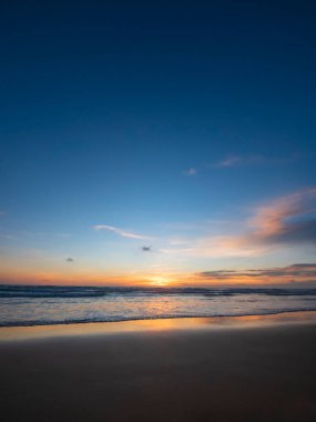 Mavi gökyüzü soyut doku arka planına sahip güzel tropikal plaj. Yaz tatili ve tatil iş seyahati konseptinin kopyası. Dikey fotoğraf