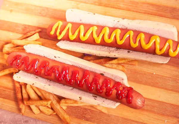 Hot Dog Frytkami Drewnianej Desce Ketchup Musztarda Ukierunkowanie Selektywne — Zdjęcie stockowe