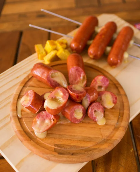 Linguiças Grelhadas Com Queijo Derretido Uma Mesa Madeira Foco Seletivo — Fotografia de Stock