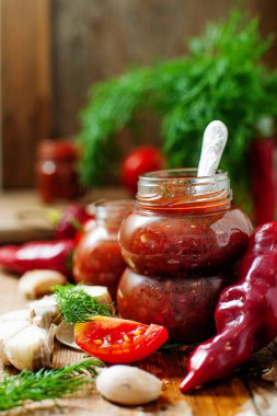 Biberonlu domates sosisi, dereotu, domates, sarımsak ve biber.