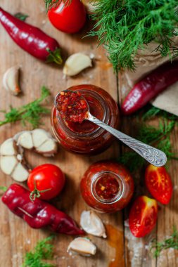 Biberonlu domates sosisi, dereotu, domates, sarımsak ve biber.