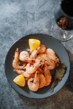 Şarap ve limonla pişirilmiş karides.