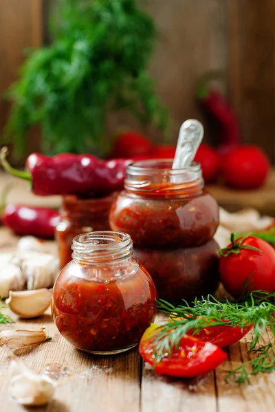 Tomat Sause Adjika Dalam Botol Dengan Bahan Dill Tomat Bawang — Stok Foto
