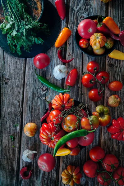 Csendélet Asztalon Hozzávalókkal Paradicsom Szósz Paprika Fokhagyma Zöldség — Stock Fotó