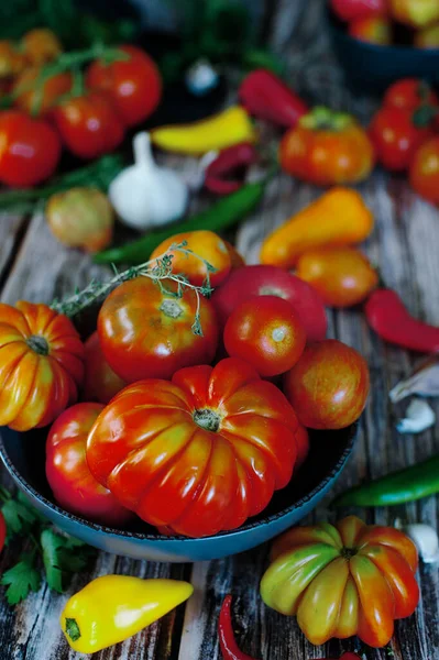 Stilleben Träbord Med Ingredienser För Tomatsås Med Pepparvitlök Och Grönt — Stockfoto