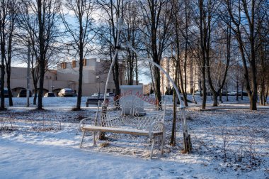 29 Şubat 2020 'de, Rusya Federasyonu, Istra, Moskova bölgesinde, yeni evlilerin olduğu bir bankta.