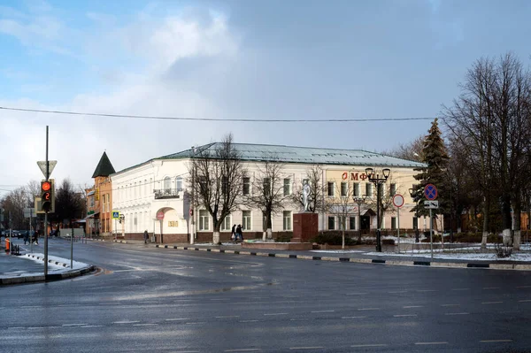 俄罗斯联邦莫斯科地区Istra列宁街Vladimir Lenin纪念碑和78号房屋视图 2020年2月29日 — 图库照片