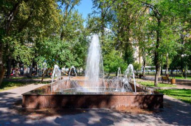 22 Ağustos 2020 'de Moskova, Moskova' daki Şcherbakovskaya Caddesi 54 numaranın önündeki meydanda Çeşme