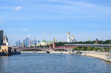 Moskva Nehri, Yükselen Köprü, Bolşoy Moskvoretsky Köprüsü, Kremlin ve Moskova Şehri, Moskova, Rusya Federasyonu, 23 Ağustos 2020