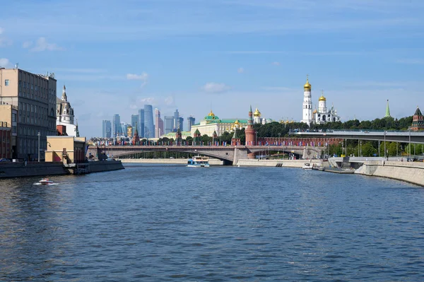 Widok Rzekę Moskwę Wznoszący Się Most Most Bolszoja Moskworeckiego Kreml — Zdjęcie stockowe