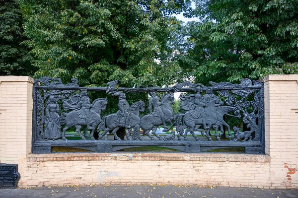 Composition "Cavalcade" as a part of the fence of the Krasnokursantsky square, Moscow, Russian Federation, August 22, 2020 — Stock Image Composition Cavalcade Part Fence Krasnokursantsky Square Moscow Russian Federation August Stock Picture