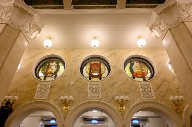 SSCB ve Sovyet cumhuriyetlerinin armaları 15 Eylül 2020 'de Kuzey Nehri İstasyonu, Moskova, Rusya Federasyonu' nun merkez binasında.