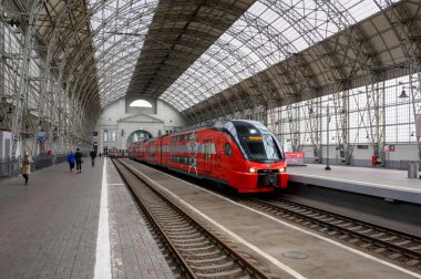 DC elektrik üniteleri ESh2-002 trenini Moskova 'daki Moskva-Kievskaya istasyonunda, Moskova, Rusya Federasyonu, 10 Ekim 2020
