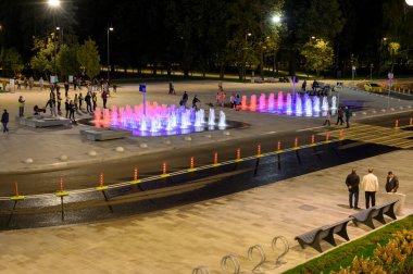 15 Eylül 2020 'de Moskova, Rusya Federasyonu, Kuzey Nehri İstasyonu' nun önündeki fıskiyeli meydan.