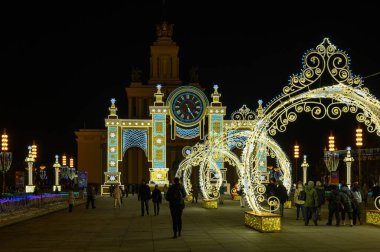 VDNKh, Moskova, Rusya Federasyonu Merkez Bulvarı 'nda Yeni Yıl ve Noel hafif heykelleri, 05 Aralık 2020