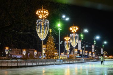 VDNKh buz pateni pisti ve Yeni Yıl ve Noel süsleri VDNKh, Moskova, Rusya Federasyonu, 05 Aralık 2020