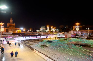 VDNKh buz pateni pisti ve Yeni Yıl ve Noel süsleri VDNKh, Moskova, Rusya Federasyonu, 05 Aralık 2020