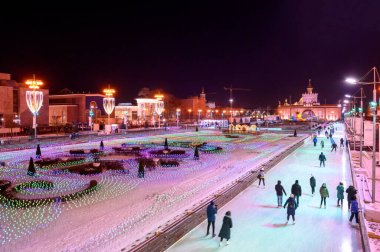VDNKh buz pateni pisti ve VDNKh, Moskova, Rusya Federasyonu Merkez Bulvarı 'nda Yeni Yıl ve Noel süslemeleri, 05 Aralık 2020