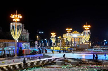 VDNKh buz pateni pisti ve Yeni Yıl ve Noel süsleri VDNKh, Moskova, Rusya Federasyonu, 05 Aralık 2020