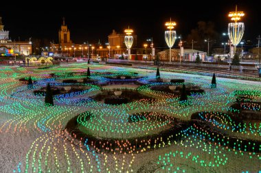 VDNKh buz pateni pisti ve VDNKh, Moskova, Rusya Federasyonu Merkez Bulvarı 'nda Yeni Yıl ve Noel süslemeleri, 05 Aralık 2020