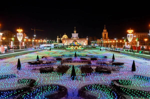 VDNKh buz pateni pisti ve VDNKh, Moskova, Rusya Federasyonu Merkez Bulvarı 'nda Yeni Yıl ve Noel süslemeleri, 05 Aralık 2020