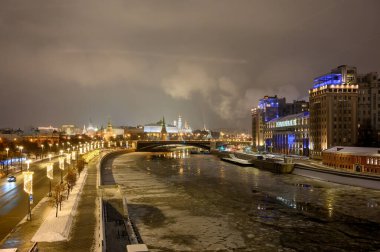 Moskva Nehri, Prechistenskaya ve Sofiyskaya setleri ve Bolşoy Kamenny köprüsü, Moskova, Rusya Federasyonu, 12 Ocak 2021