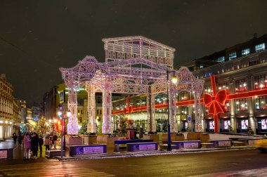 Kuznetskiy 'de Yeni Yıl ve Noel süsleri Çoğu sokak, Moskova, Rusya Federasyonu, 12 Ocak 2021