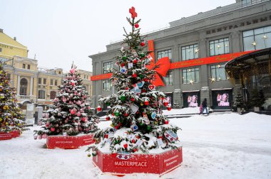 Kuznetskiy 'de Evgeniya Linovich' in (MASTERPEACE) Noel ağacı. Çoğu sokak, Moskova, Rusya Federasyonu, 16 Ocak 2021