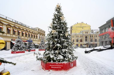 Kuznetskiy 'de Yana Raskovalova' nın Noel ağacı (YANA) Çoğu sokak, Moskova, Rusya Federasyonu, 16 Ocak 2021