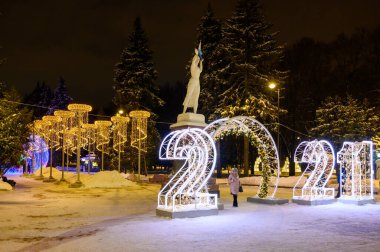 Kuzey Nehri İstasyonu, Moskova, Rusya Federasyonu 'nun parkında yeni yıl ve Noel süslemeleri, 20 Ocak 2021