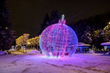 Kuzey Nehri İstasyonu, Moskova, Rusya Federasyonu 'nun parkında yeni yıl ve Noel süslemeleri, 20 Ocak 2021