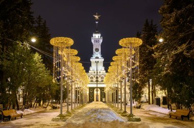Kuzey Nehri İstasyonu, Moskova, Rusya Federasyonu 'nun parkında yeni yıl ve Noel süslemeleri, 20 Ocak 2021